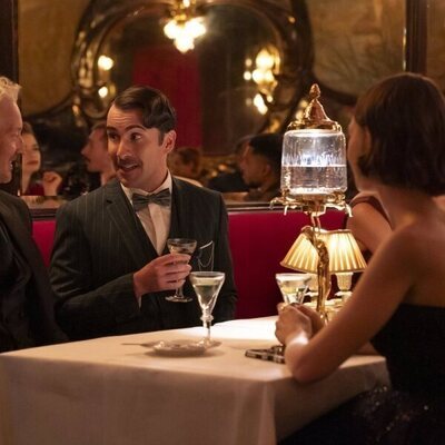 Lily Collins y Bruno Gouery en 5x09 titulado 'La belle époque' de 'Emily en París'