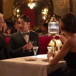 Lily Collins y Bruno Gouery en 5x09 titulado 'La belle époque' de 'Emily en París'