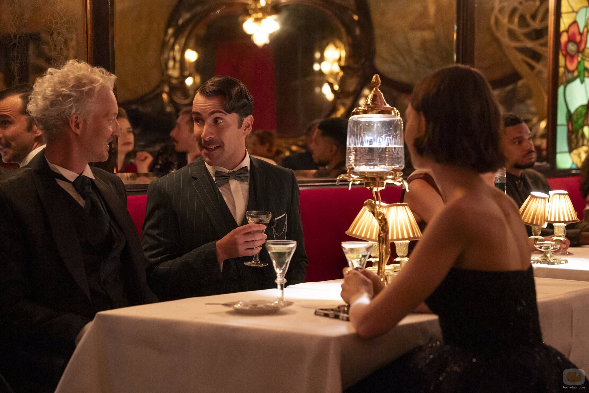Lily Collins y Bruno Gouery en 5x09 titulado 'La belle époque' de 'Emily en París'
