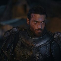 Can Yaman porta una armadura en 'El Turco'