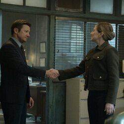 Jeremy Renner y Edie Falco en el 4x01 de 'Mayor of Kingstown'