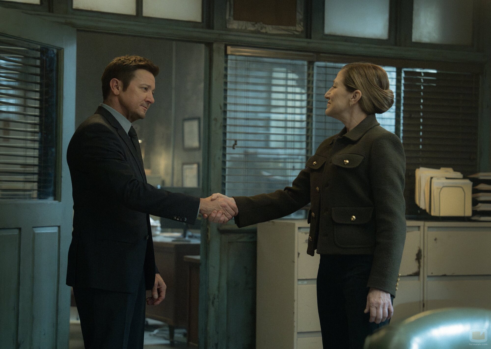 Jeremy Renner y Edie Falco en el 4x01 de 'Mayor of Kingstown'