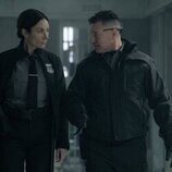 Lane Garrison y Laura Benanti en Capítulo 1 titulado 'Rodeando La Montaña' de 'Mayor of Kingstown'