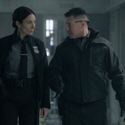 Lane Garrison y Laura Benanti en Capítulo 1 titulado 'Rodeando La Montaña' de 'Mayor of Kingstown'