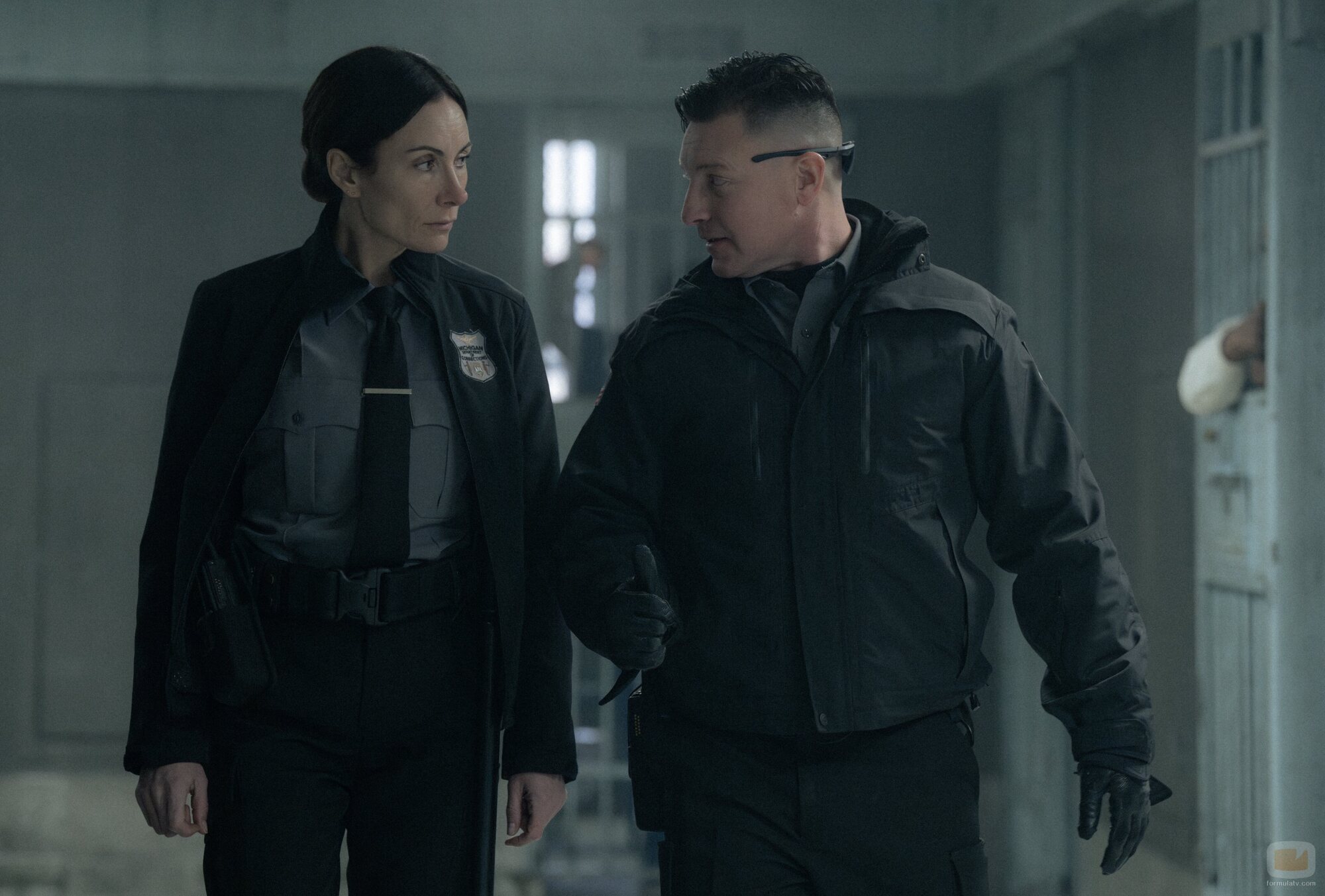 Lane Garrison y Laura Benanti en Capítulo 1 titulado 'Rodeando La Montaña' de 'Mayor of Kingstown'