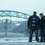 Tobi Bamtefa y Jeremy Renner en 4x02 titulado 'Promesas Que Cumplir' de 'Mayor of Kingstown'