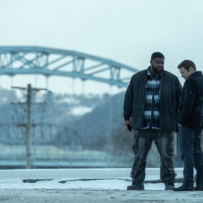 Tobi Bamtefa y Jeremy Renner en 4x02 titulado 'Promesas Que Cumplir' de 'Mayor of Kingstown'