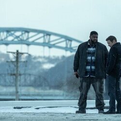 Tobi Bamtefa y Jeremy Renner en 4x02 titulado 'Promesas Que Cumplir' de 'Mayor of Kingstown'