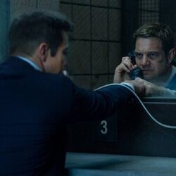 Taylor Handley y Jeremy Renner en 4x05 titulado 'Maldito' de 'Mayor of Kingstown'