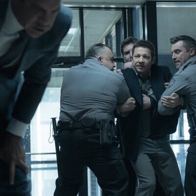 Jeremy Renner y Clayton Cardenas en la temporada 4 y el capítulo 05 de 'Mayor of Kingstown'