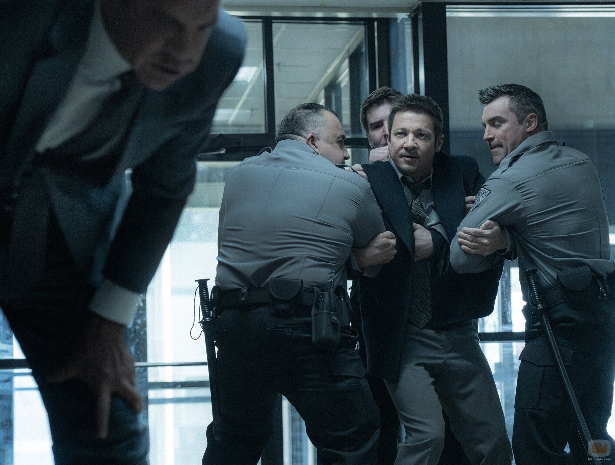 Jeremy Renner y Clayton Cardenas en la temporada 4 y el capítulo 05 de 'Mayor of Kingstown'