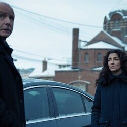 Necar Zadegan y Hugh Dillon en el 4x01 de 'Mayor of Kingstown'
