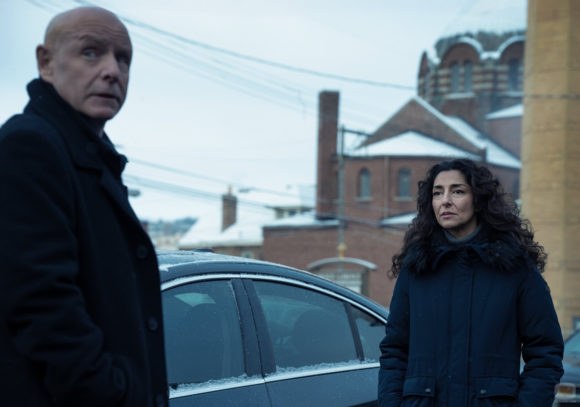 Necar Zadegan y Hugh Dillon en el 4x01 de 'Mayor of Kingstown'