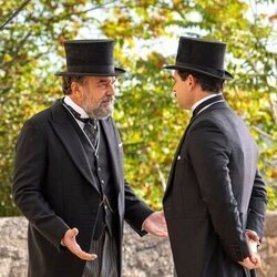 Manuel Regueiro y Arturo García Sancho en el 4x249 de 'La Promesa'