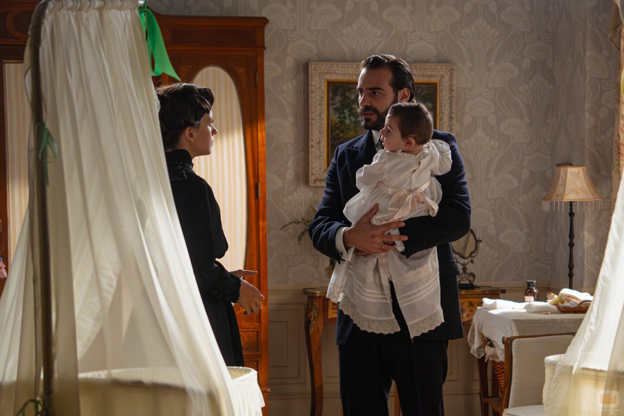 Ibrahim Al Shami J. y Amparo Piñero en 5x01 titulado 'Miércoles 24 de diciembre de 2025' de 'La promesa'