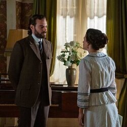 Ibrahim Al Shami J. y Amparo Piñero en 5x03 'Viernes 26 de diciembre de 2025' de 'La promesa'