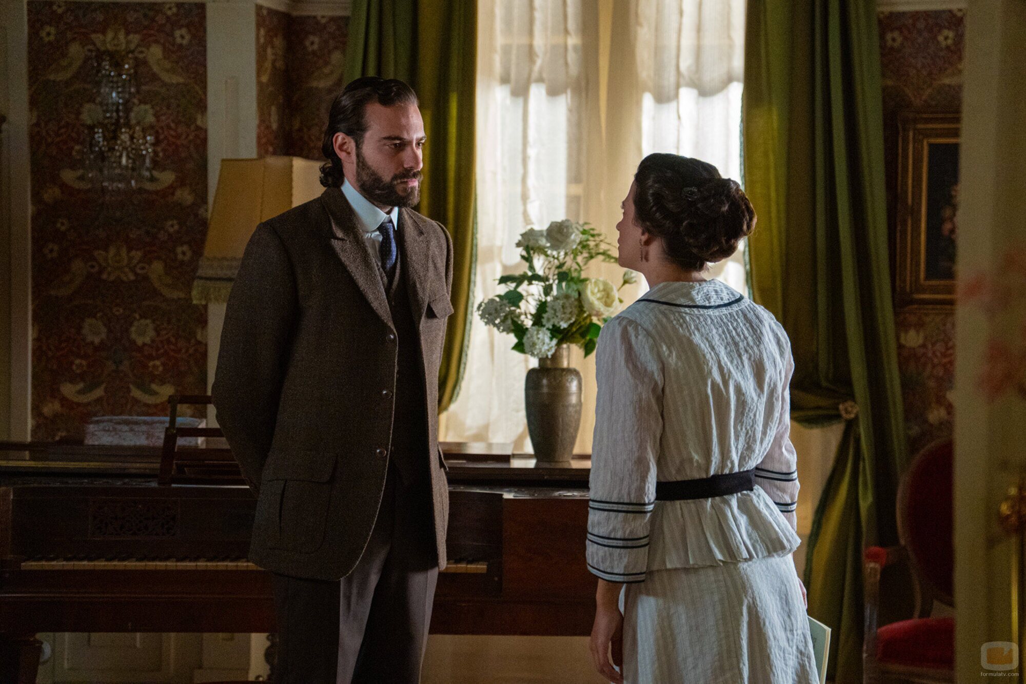 Ibrahim Al Shami J. y Amparo Piñero en 5x03 'Viernes 26 de diciembre de 2025' de 'La promesa'