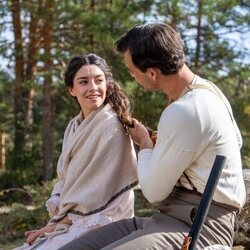 Marta Costa y Arturo García Sancho en el 5x04 de 'La promesa'