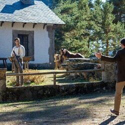 Xavi Lock y Arturo García Sancho en 5x06 titulado 'Miércoles 31 de diciembre de 2025' de 'La promesa'