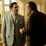 Guillermo Serrano y Manuel Regueiro en 5x08 'Viernes 2 de enero de 2026' de 'La promesa'