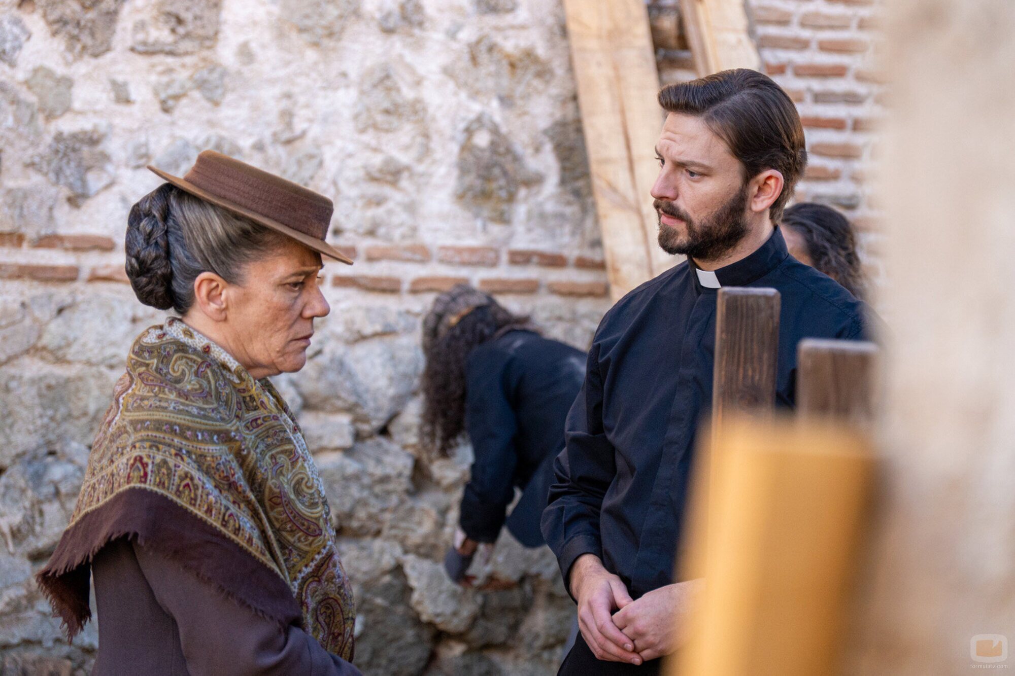 Marga Martínez y Daniel Schröder en Capítulo 13 titulado 'Martes 13 de enero de 2026' de 'La promesa'