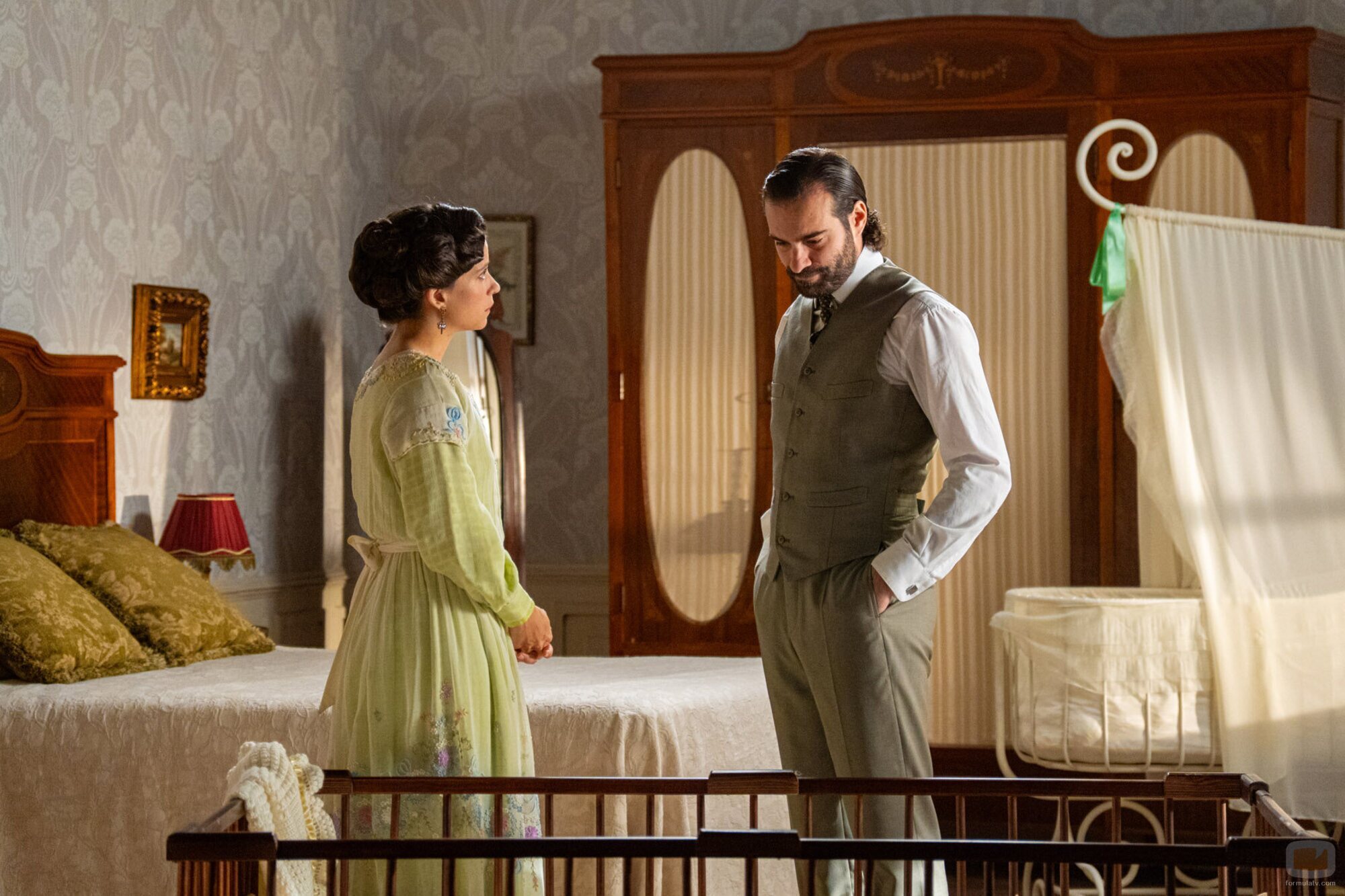 Amparo Piñero y Ibrahim Al Shami J. en la temporada 5 y el capítulo 18 de 'La promesa'