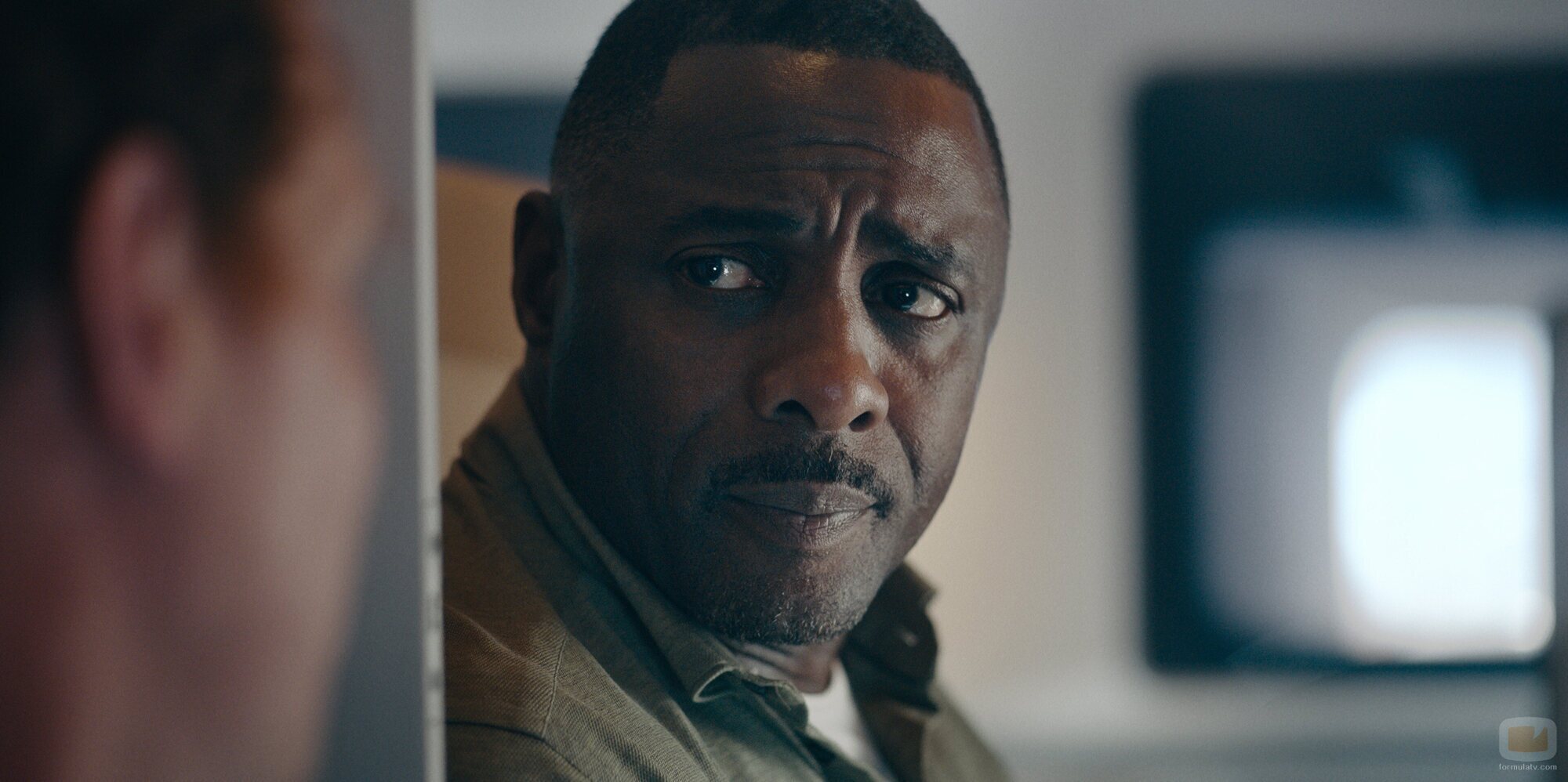 Idris Elba en 'Decisión final' de 'Hijack'