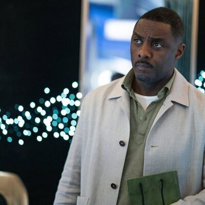 Idris Elba en el 1x01 de 'Hijack'