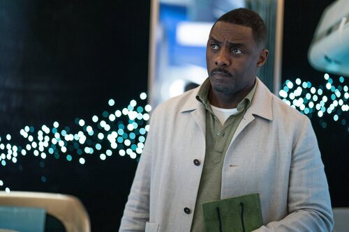 Idris Elba en el 1x01 de 'Hijack'