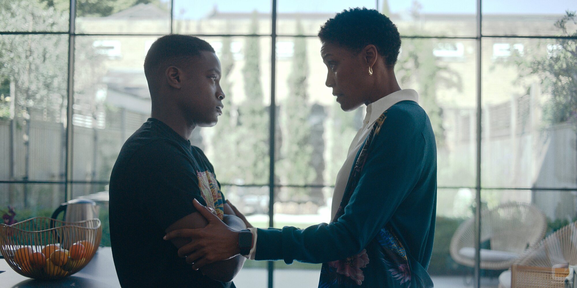 Jude Cudjoe y Christine Adams en la temporada 1 y el capítulo 02 de 'Hijack'