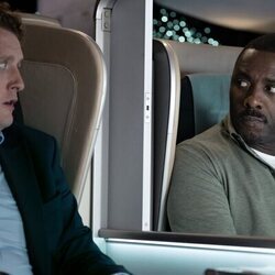 Idris Elba y Harry Michell en 1x06 'Obedece despacio' de 'Hijack'