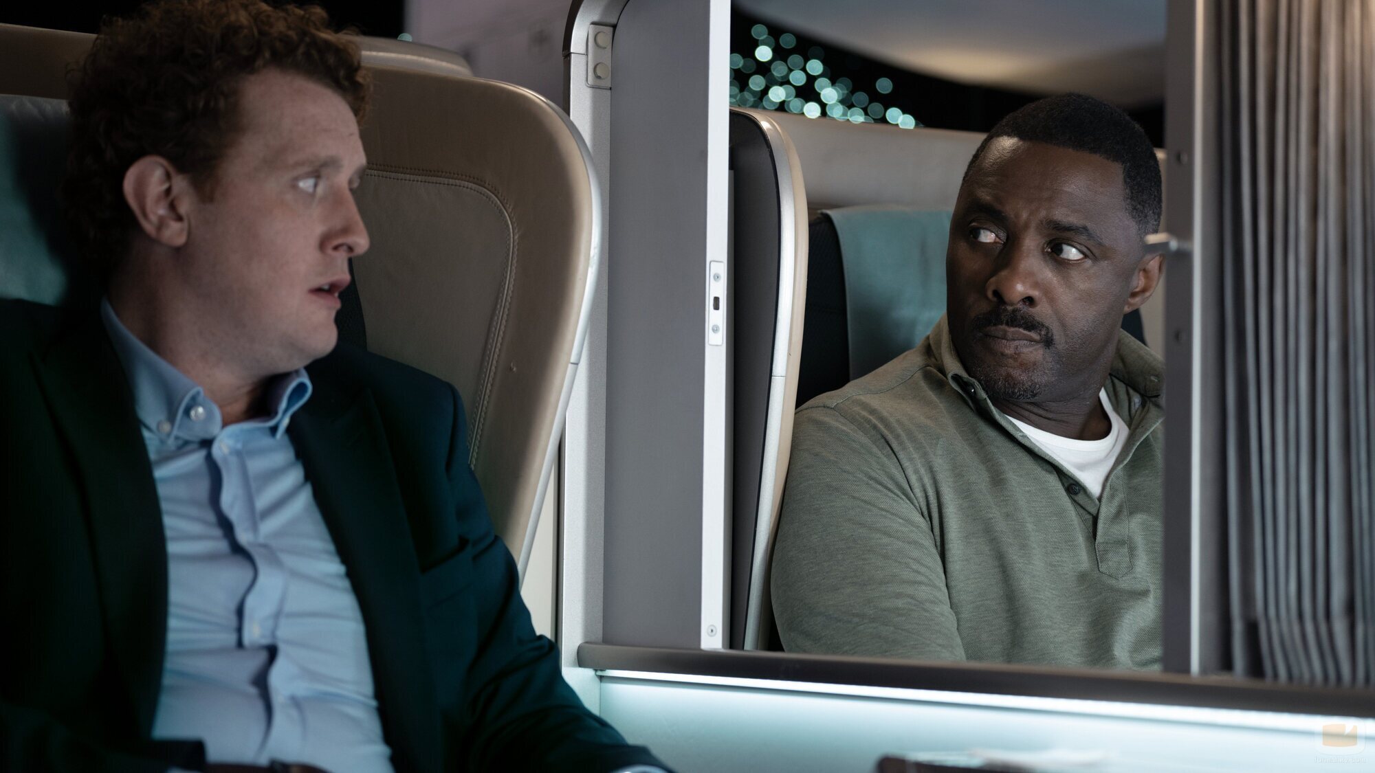 Idris Elba y Harry Michell en 1x06 'Obedece despacio' de 'Hijack'