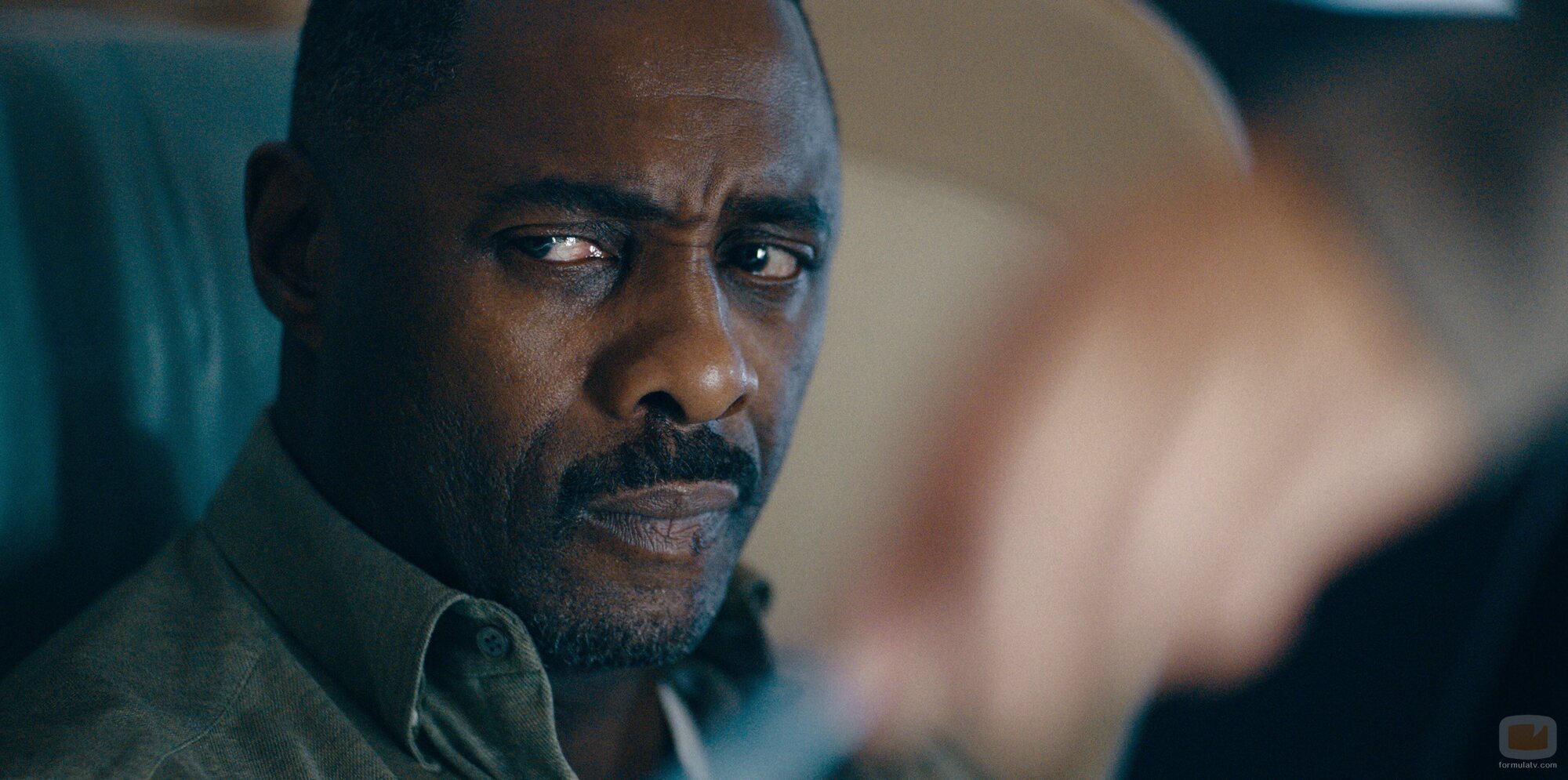 Idris Elba en 'Obedece despacio' de 'Hijack'