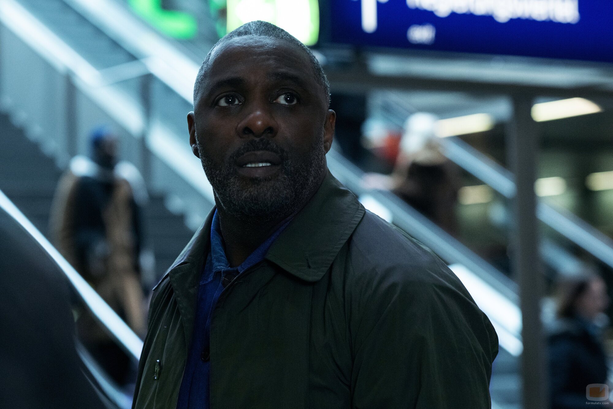 Idris Elba en 2x01 titulado 'Señal' de 'Hijack'