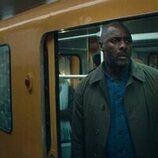 Idris Elba en la temporada 2 y el capítulo 01 de 'Hijack'
