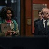 Clare-Hope Ashitey y Toby Jones en el 'Control' de 'Secuestro en el aire'