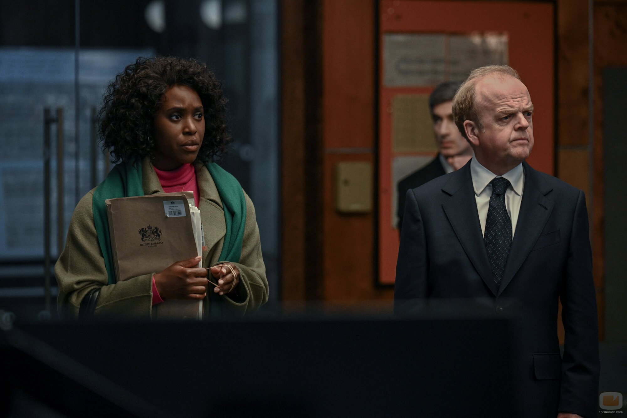 Clare-Hope Ashitey y Toby Jones en el 'Control' de 'Secuestro en el aire'