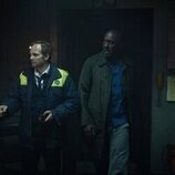Idris Elba y Christian Näthe en el 2x02 de 'Secuestro en el aire'