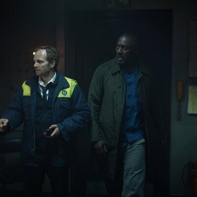Idris Elba y Christian Näthe en el 2x02 de 'Secuestro en el aire'