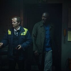 Idris Elba y Christian Näthe en el 2x02 de 'Secuestro en el aire'