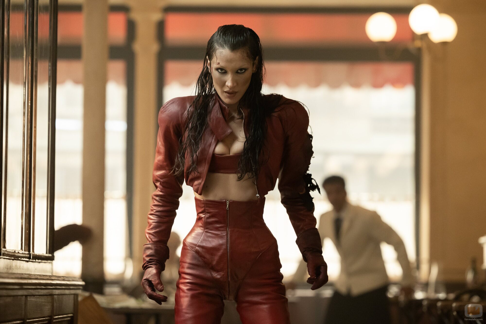 Bella Hadid en el 1x01 de 'The Beauty'