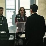 Evan Peters y Rebecca Hall en 1x01 titulado 'Un bello piloto' de 'The Beauty'