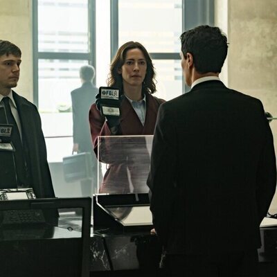 Evan Peters y Rebecca Hall en 1x01 titulado 'Un bello piloto' de 'The Beauty'