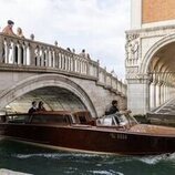 Rebecca Hall y Evan Peters en Capítulo 2 titulado 'La bella Jordan' de 'The Beauty'