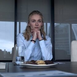 Sophie Turner en 'Completar o cancelar' de 'El robo'