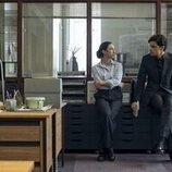 Jacob Fortune-Lloyd y Ellie James en la temporada 1 y el capítulo 02 de 'El robo'