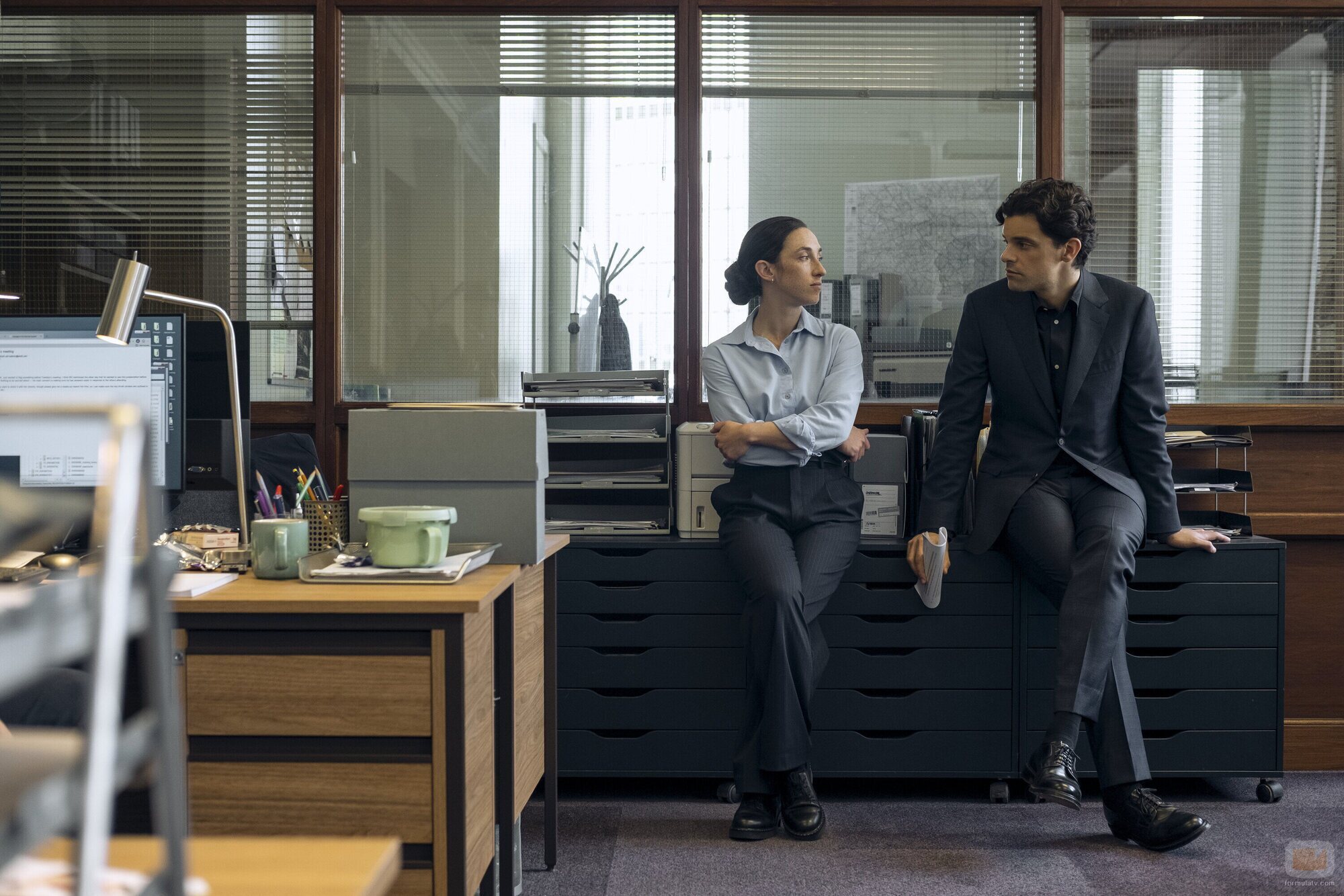 Jacob Fortune-Lloyd y Ellie James en la temporada 1 y el capítulo 02 de 'El robo'