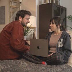 Gorka Otxoa y Paula Gallego en Capítulo 1 titulado 'Al final hay que meterla' de 'Machos Alfa'