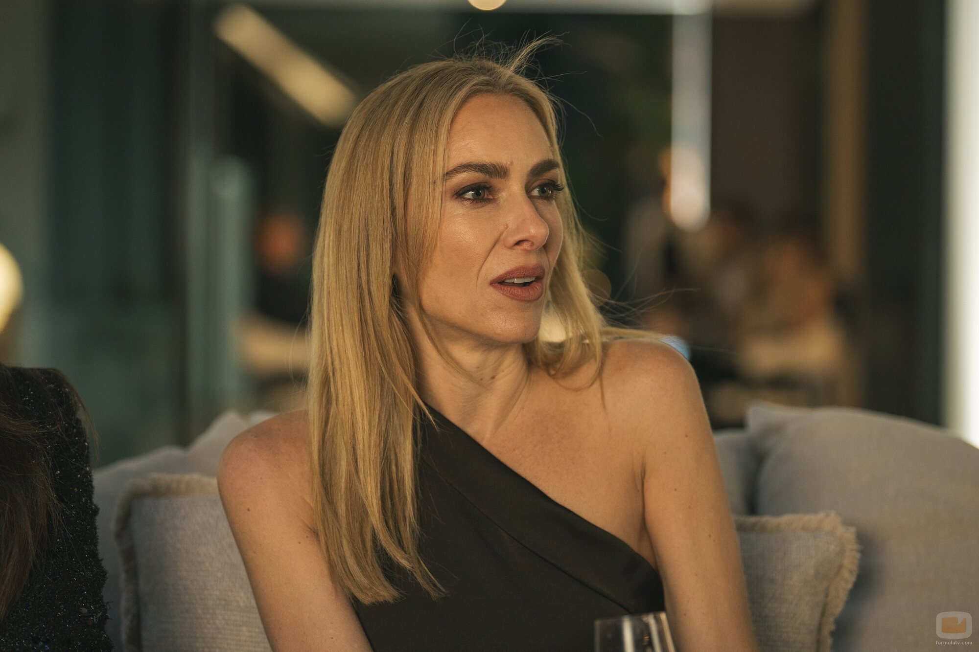 Kira Miró en 4x03 'Ecos de una herida' de 'Machos Alfa'