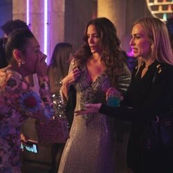 Kira Miró y María Hervás en 4x04 titulado 'Siempre se puede ser un poco más hetero' de 'Machos Alfa'